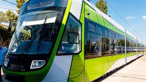 București: Circulaţia pe linia 41 a fost reluată, după un blocaj de o oră din pricina unui cetăţean căruia i s-a făcut rău și a căzut în fața tramvaiului