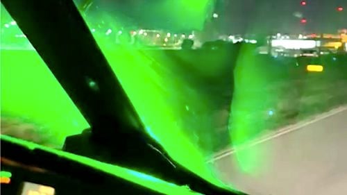 VIDEO Laserul unui copil de cinci ani a încurcat aterizarea unui elicopter la Sibiu. „Piloții nu mai văd doar un punct mic, ci vor vedea un nor orbitor de lumină”