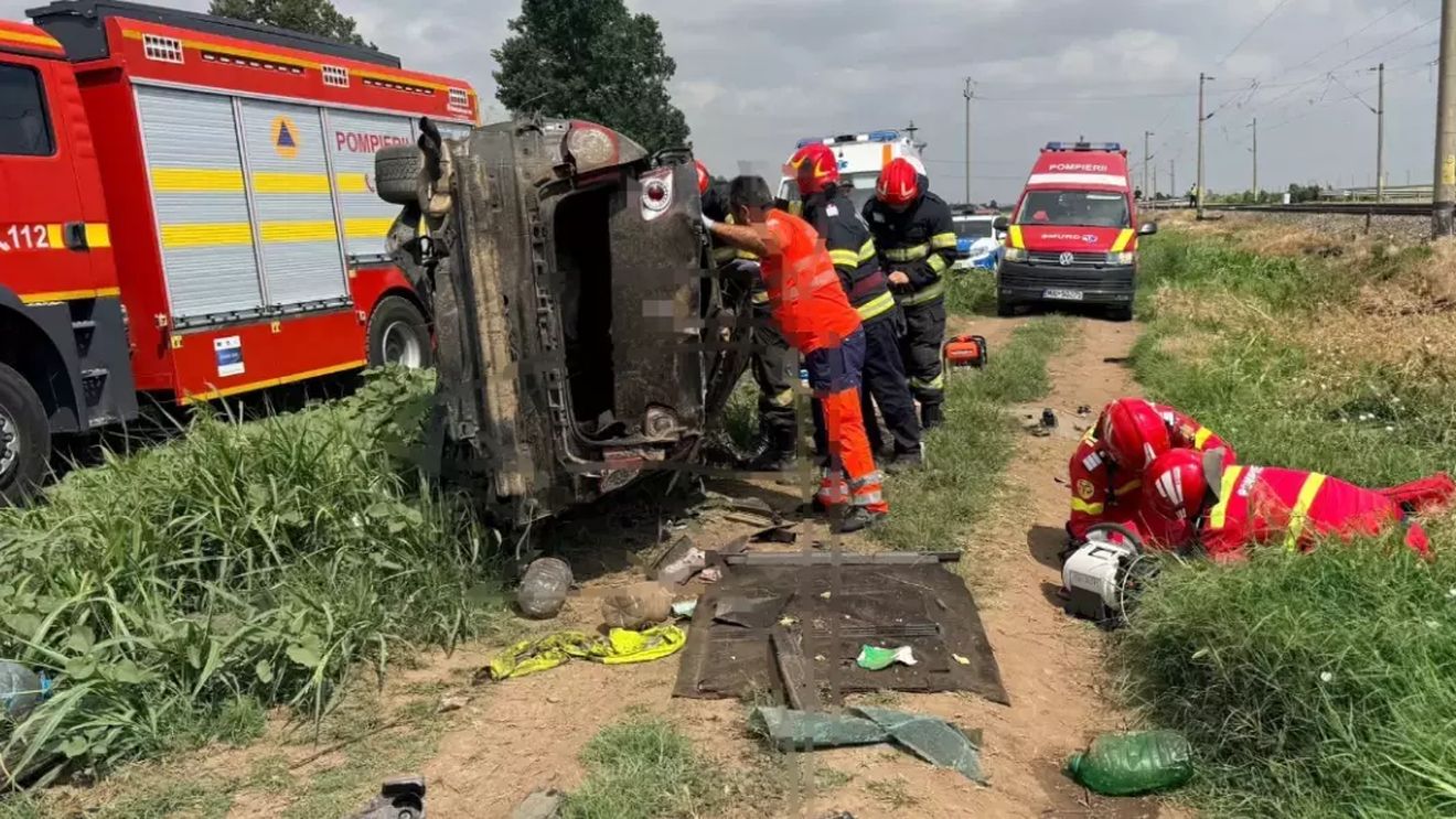 Accident grav în Ialomița: Două femei au murit după ce o mașină a fost lovită de tren / Doi copii, transportați la spital în stare critică