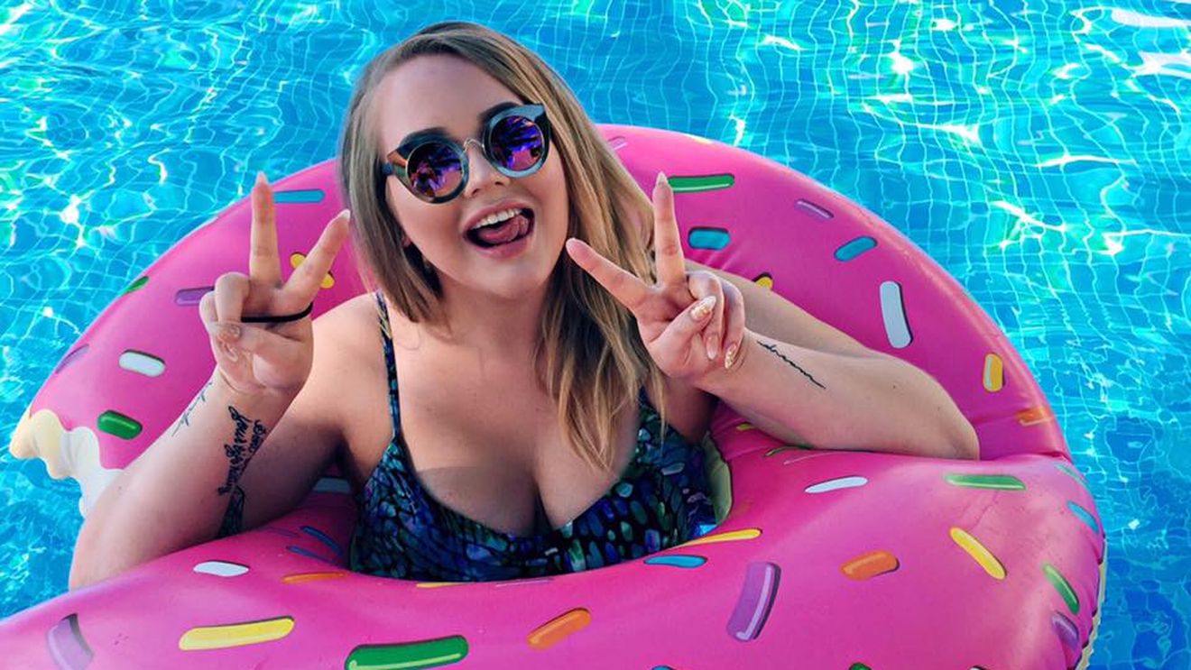 O celebră prezentatoare transgender de pe YouTube va prezenta pe internet concursul Eurovision 2020