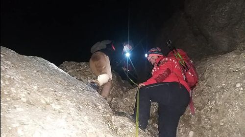 Operațiune de salvare pe timp de noapte în Bucegi: doi tineri alpiniști blocați pe un traseu, recuperați de salvamontiști