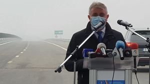 Bode, la inaugurarea autostrăzii Râşnov-Cristian: Cu aceşti 10 kilometri de autostradă, guvernarea liberală încheie anul 2020 cu aproximativ 90 de kilometri daţi în trafic într-un an dificil