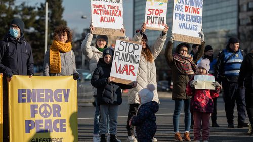 Circa 500 de persoane s-au adunat la protestul organizat în Capitală, sub sloganul „Stop the war!” / Manifestanții mărșăluiesc spre sediul Ambasadei Rusiei