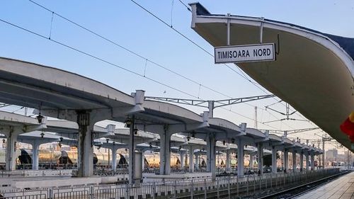 Liniile din Gara de Nord Bucureşti, fără electricitate după ce linia de contact a căzut pe locomotiva unui tren/ Circulaţia mai multor trenuri, afectată/ Situaţia, remediată parţial