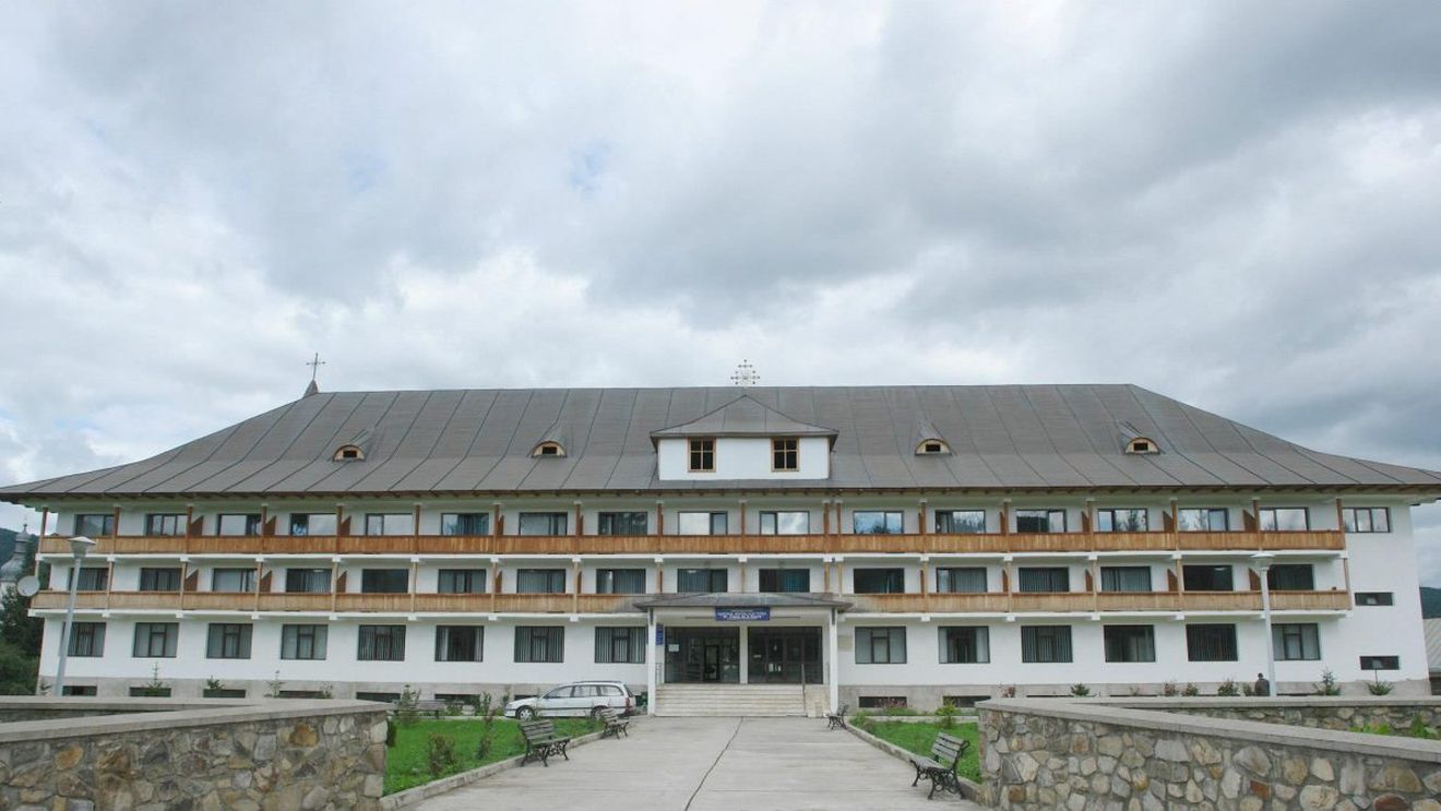 Călugăr din Mănăstirea Neamţ, cercetat penal pentru agresiune sexuală asupra unui tânăr aflat în carantină