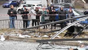 FOTO Un obuz a căzut în capitala Kiev. Ucrainenii se opresc să fotografieze proiectilul în timp ce autoritățile încearcă să-l îndepărteze