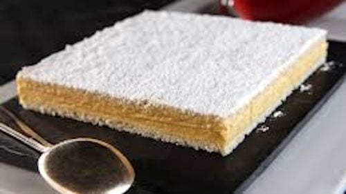 O prăjitură, ”le russe”, din meniul mesei lui Macron şi Xi, înlocuită din motive diplomatice / Pudrată cu zahăr, prăjitura aminteşte de câmpiile înzăpezite din Rusia