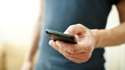O șefă dintr-o mare companie de telefonie a scos convorbirile unei cliente pentru ca fiica ei să i le dea unui prieten gelos