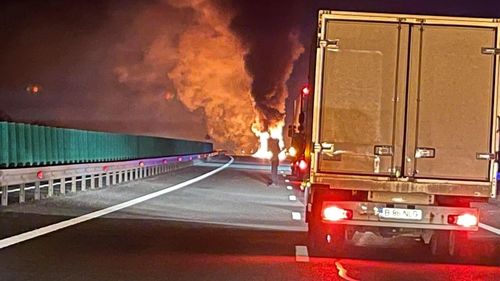 UPDATE Prahova: Incendiul izbucnit pe Autostrada A3, la un TIR încărcat cu 24 tone de uree granulată, a fost stins / Traficul a fost reluat pe banda de urgenţă a sensului Ploieşti-Bucureşti
