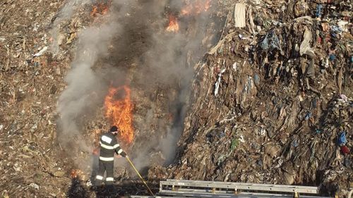 Incendiu la groapa de gunoi din Sighişoara, pompierii încearcă să stingă focul