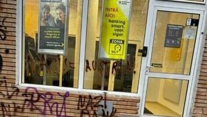 „Nazi bank”, inscripție apărută pe peretele unei sucursale Raiffeisen din Cluj-Napoca. Poliția a declanșat verificări