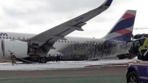 VIDEO Doi pompieri au murit în urma prăbușirii unui avion în timpul decolării, pe Aeroportul din Lima