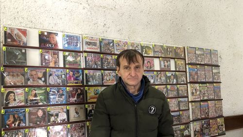 Un sibian vinde de aproape 30 de ani CD-uri în centrul orașului / ”Cumpără și oameni în vârstă, dar vine și tineret” / ”Am fost întrebat de casete audio, dar au dispărut”