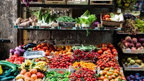 Ceva e putred în România. Fermierii primesc printre cele mai mari subvenții din UE, dar fructele și legumele se tot scumpesc