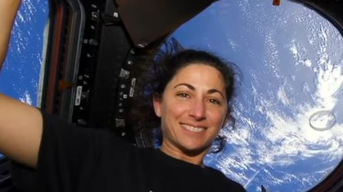 Un astronaut NASA și alți astronauți, prezenți la un eveniment cu proiecte legate de spațiu și cu experimente, pentru adulți și copii, în campusul Universității Politehnica