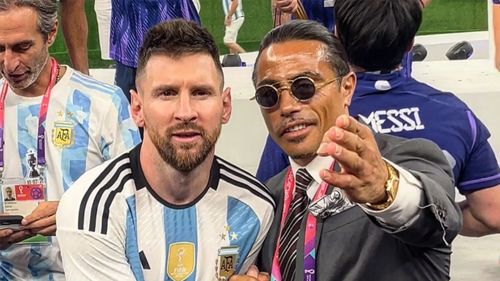 FIFA anchetează prezenţa lui Salt Bae, chef şi proprietar de restaurante, la manifestările de bucurie de pe teren de după finala Cupei Mondiale / Turcul Salt Bae a fost văzut pe teren ţinând trofeul și sărutându-l