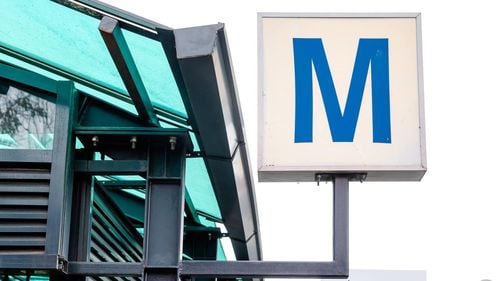 Miros înțepător sesizat în stațiile de metrou Constantin Brâncuși și Râul Doamnei, marți seara / Echipele ISU au făcut măsurători, fără a dispune măsuri în transportul public