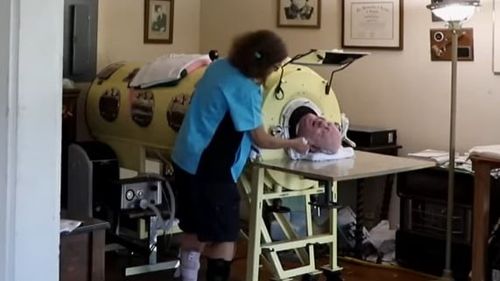 VIDEO Un bărbat care şi-a petrecut ultimii 70 de ani din viaţă într-un plămân de fier a murit la 78 de ani