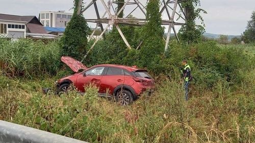 Cinci persoane rănite în două accidente produse la ieşirea de pe A1, în localitatea Bascov, unde se termină tronsonul de autostradă cu o curbă la stânga / Șoferii nu reduc suficient viteza
