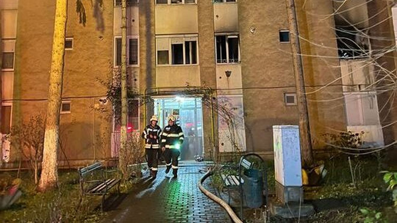 Incendiu într-un apartament dintr-un bloc din Târgu Mureş/ Peste 30 de locatari au ieşit din clădire