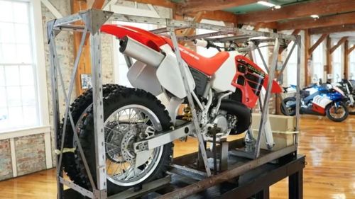 Motocicletă legendară Honda CR500R din 2001, vândută cu 78.100 de dolari – niciodată pornită, încă în cutie