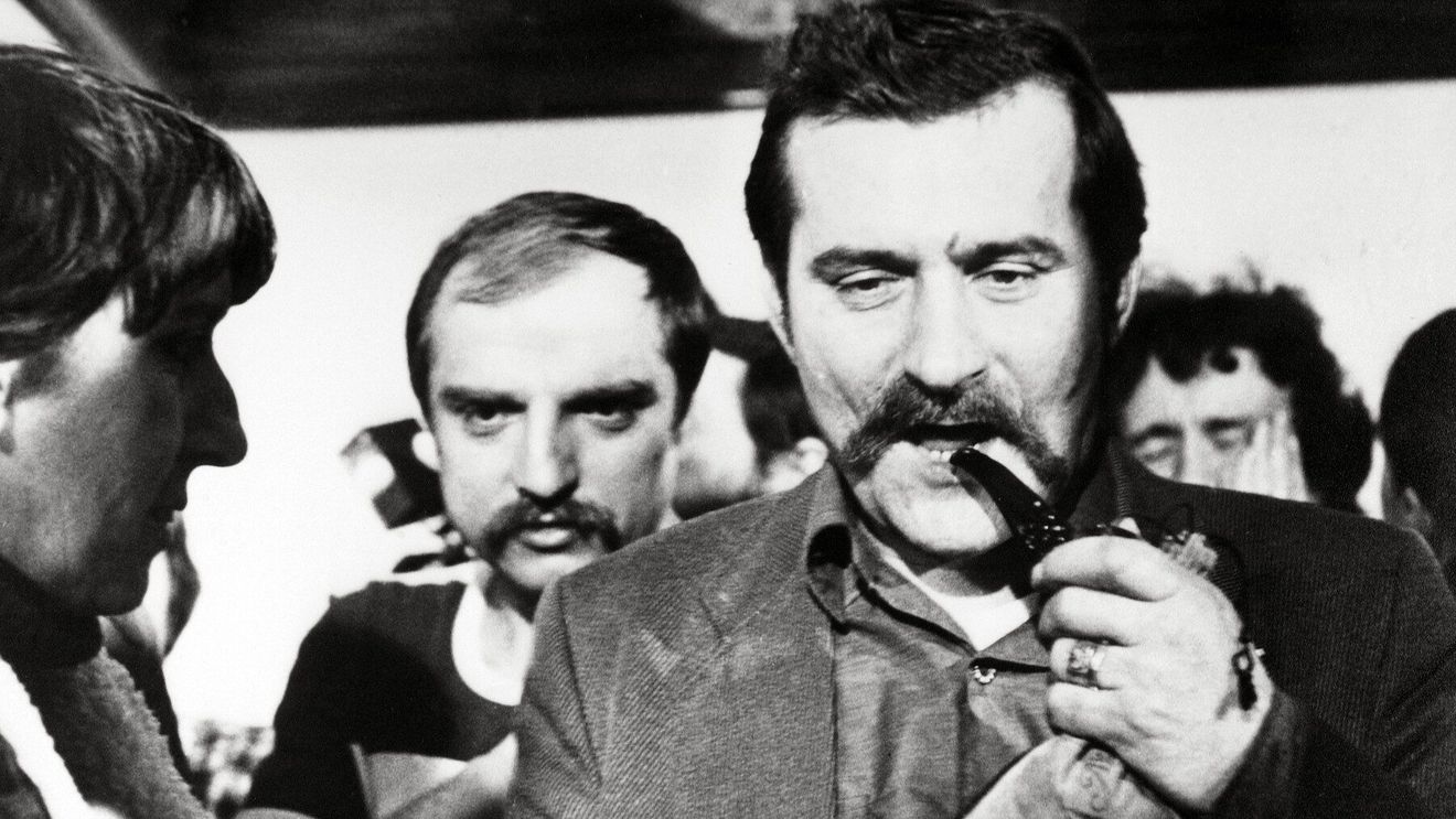 Lech Walesa, eroul luptei anticomuniste din Polonia, decorat cu Ordinul Naţional Steaua României în grad de Mare Cruce