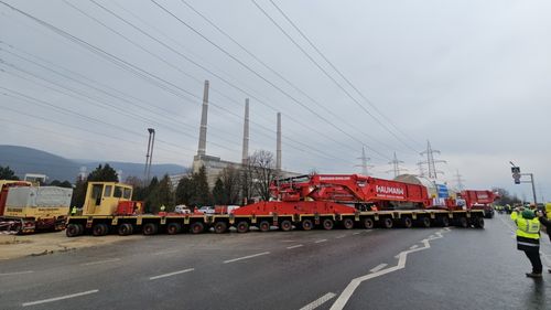 Primul transport cu dimensiuni record pentru drumurile din România a ajuns la destinație. Convoiul agabaritic a sosit la Termocentrala Mintia. Autorizația pentru transport a costat peste 45.000 de euro