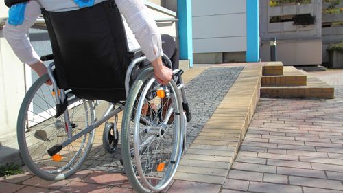 Autoritatea pentru Protecţia Drepturilor Persoanelor cu Dizabilităţi anunţă că începe etapa de pre-înscriere pentru vouchere de aproape 40.000 de lei pentru achiziţionarea de scaune rulante, cadre, orteze şi proteze, aparate auditive și cititoare de ecran