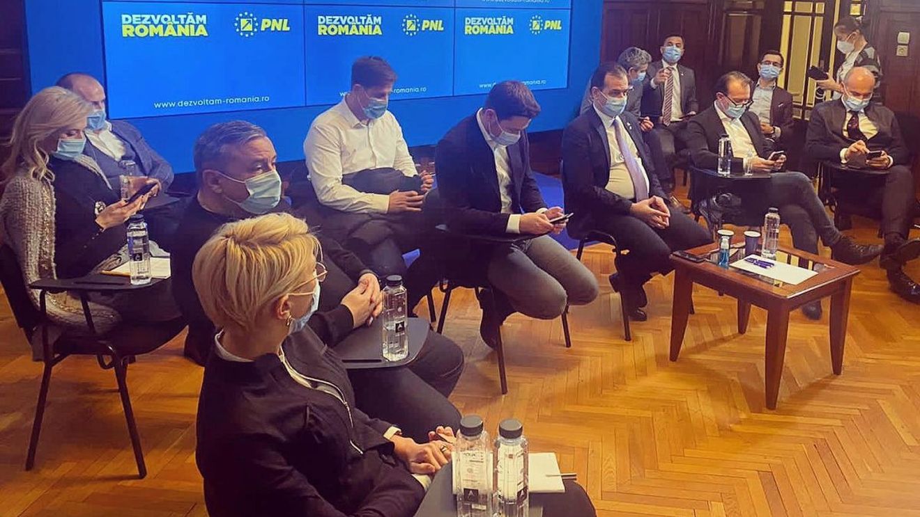 Liderii PNL au votat în unanimitate ”flexibilizarea” mandatului de negociere pentru formarea coaliției. PNL va merge cu două variante la discuții: 1. Orban premier, Cîțu șef la Senat și 2. Cîțu premier și Orban șef la Camera Deputaților