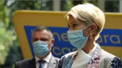 VIDEO Momente inedite în campania electorală. Un panou electoral al PNL a fost dărâmat de vânt pe candidați în timp ce Raluca Turcan ținea un discurs