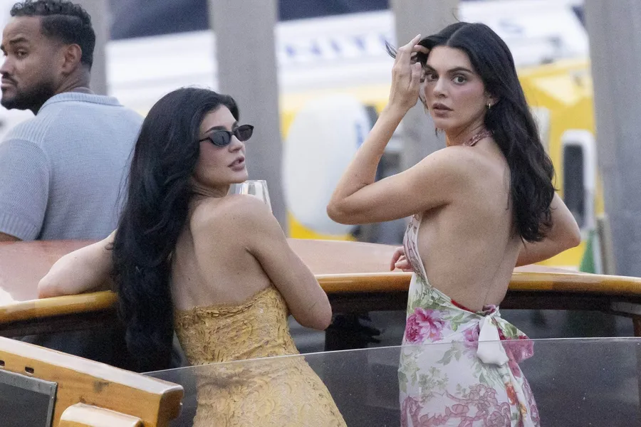 Kendall Jenner si Kylie Jenner 