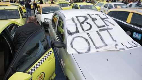 Ordonanța ”Uber”, încă o amânare: ministrul Cuc anunță o săptămână de întârziere, șeful Camerei Deputaților amenință că preia problema la Parlament