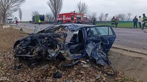 O persoană încarcerată după ce mașina în care se afla a fost lovită de un camion/ Polițiștii au deschis dosar penal pentru vătămare corporală din culpă