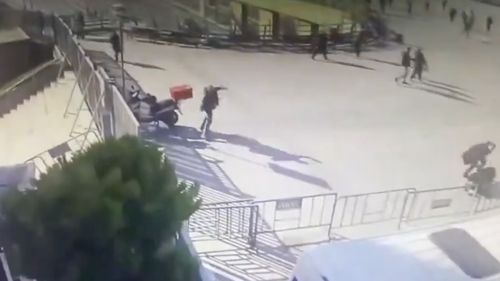 Atac terorist în fața unui tribunal din Istanbul: Șase persoane au fost rănite, doi bărbați înarmați au fost împușcați mortal