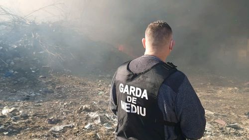 Pompieri din două judeţe, solicitaţi pentru stingerea unui incendiu de vegetaţie şi anvelope la Bolintin Vale/ UPDATE Incendiul a fost stins după patru ore