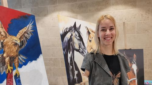 VIDEO „Fata cu aripi” la Timișoara / Născută fără brațe, la 30 de ani este pictoriță, campioană mondială la taekwondo, antrenoare de fitness și super-mamă