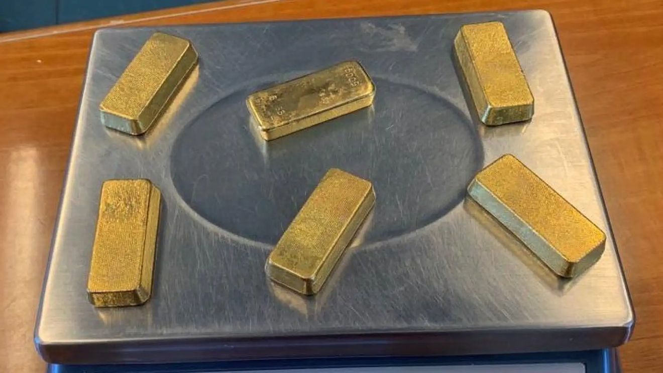 Româncă oprită pe aeroportul din Bologna: avea în bagaje jumătate de kilogram de aur / Poate pierde până la 40% din valoarea totală