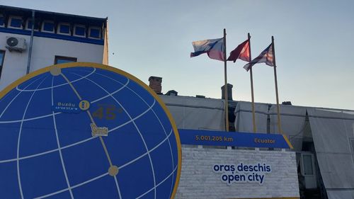 UPDATE Steagul Rusiei, arborat în fața gării din Buzău alături de alte cinci drapele. Primarul Constantin Toma: Îl dau jos