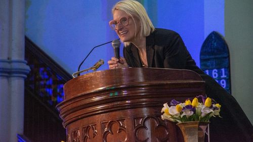 Autoarea volumului "Mănâncă, roagă-te, iubește" a amânat lansarea următoarei sale cărți după ce cititorii ucraineni au criticat faptul că acțiunea se petrece în Rusia