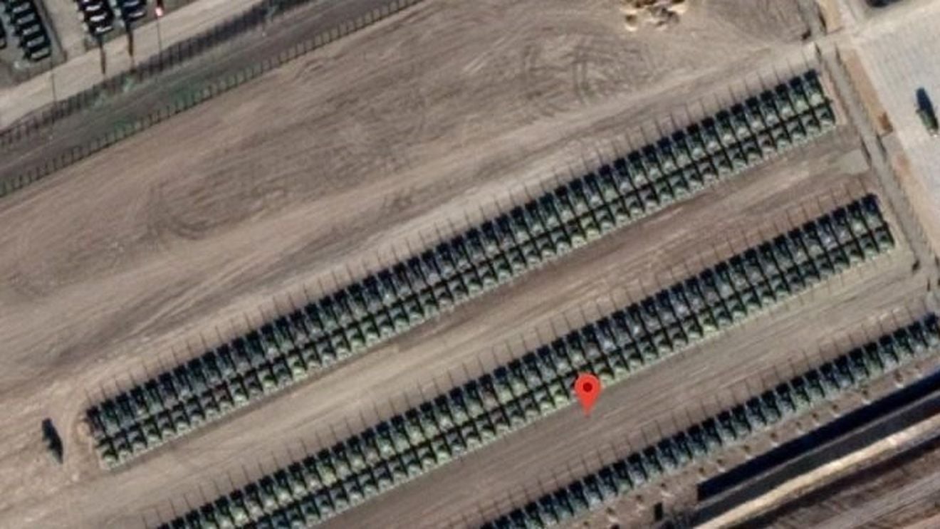 Imagini din satelit arată sute de tancuri ruseşti la frontiera cu Ucraina