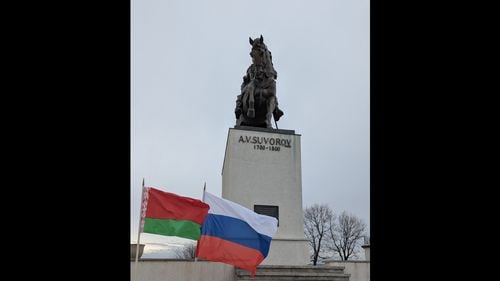 Sfidarea Moscovei în inima României, în plină campanie electorală: Steagurile Rusiei și Belarusului, arborate în Vrancea