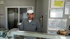 Afacerea cu care au dat lovitura doi români care s-au întors din Italia. Oamenii vin de departe ca să cumpere de la ei