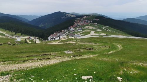 Zona montană Rânca, aproape pustie de Sărbătorile Pascale / Majoritatea unităţilor de cazare sunt închise / ”Unor angajaţi le-am dat concedii, altora le-am suspendat activitatea, nu avem ce face. De câţiva ani de zile se spunea că duduie economia..”