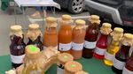 VIDEO | După pensionare s-au întors la pământ / Povestea soților Mureșan, care transformă recolta din grădină în bunătăți / Liviu Mureșan: „La început am făcut pentru noi și pentru câțiva prieteni. Ei ne-au spus: «De ce nu faceți să guste și alții?» Și așa a început totul”
