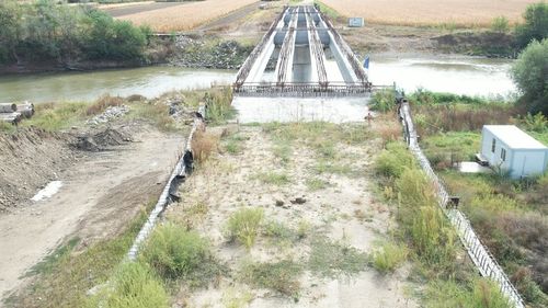 Şantierul unui pod peste Mureş, finanţat prin PNDL, năpădit de buruieni la cinci ani de la licitaţia pentru atribuirea contractului / Localnicii ocolesc mai  mulți kilometri pentru a ajunge la Cugir sau Alba Iulia