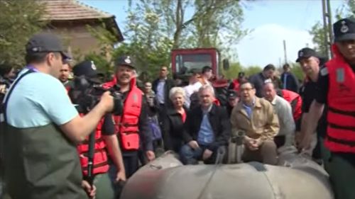 Mircea Dinescu spune că îl dă în judecată pe Ponta și cere despăgubiri de un milion de euro pentru inundațiile din 2014: ”Nu am primit niciodată, nicio despăgubire, Gigi Becali a făcut casele / Nu am știut că el e autorul mârșăviei / Și-a făcut harakiri, a dispărut din lumea politică”