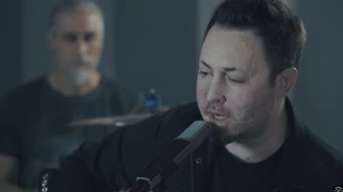 VIDEO Andrei Găluț, solistul trupei Goodbye to Gravity și supraviețuitor al tragediei din Clubul Colectiv, a lansat o melodie cu mesaj anti-corupție alături de alți zece muzicieni supraviețuitori