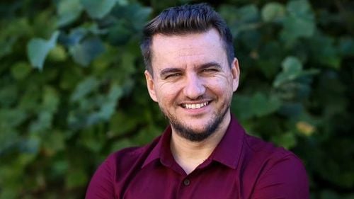 Un inginer sibian care a ajutat gratuit mii de liceeni să treacă Bac-ul și-a dat demisia pentru a se dedica și elevilor care se pregătesc de Evaluarea Națională / Mihai Suciu spune că va pregăti copiii plecând de la nota 0, până la 10