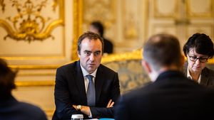 Prim ministrul Franței, Sebastien Lecornu, angajează responsabilitatea guvernului său asupra proiectul de buget pe 2026. Opozițiile de extremă dreapta și stânga anunță moțiuni de cenzură