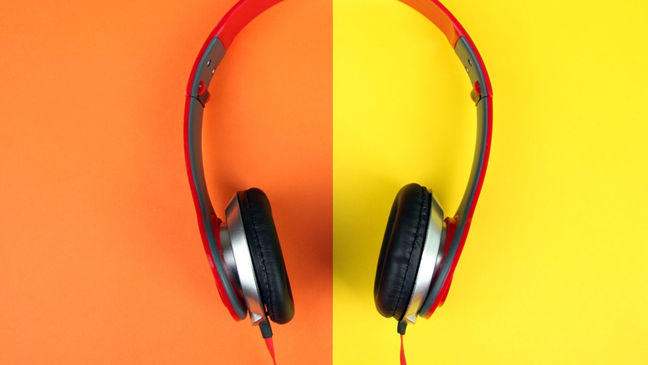 Vânzările căștilor cu fir sunt în plină expansiune. Ce se întâmplă cu reacția negativă față de Bluetooth?